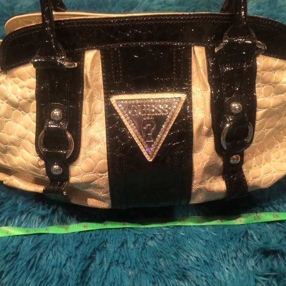 Guess purse - Picture 1 of 8